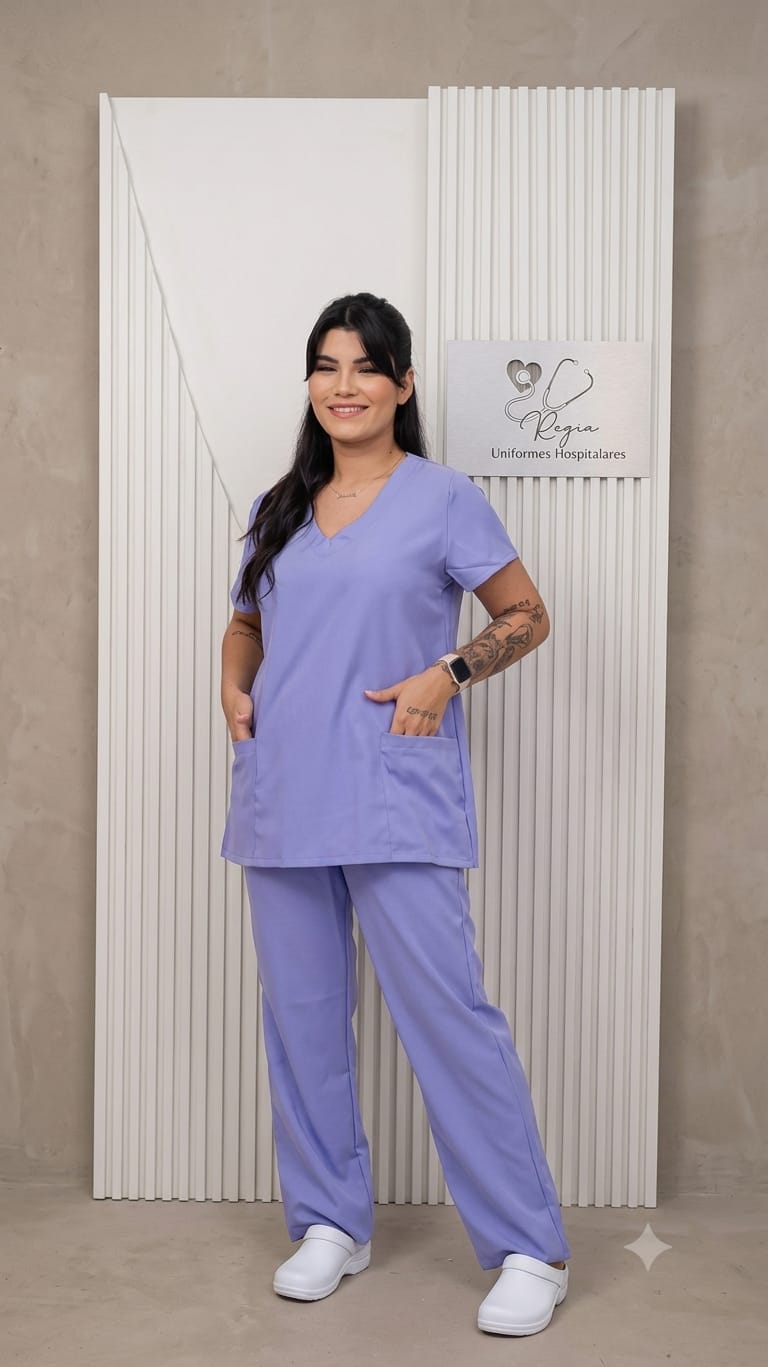Modelo da Régia Uniformes com Conjunto Scrub Lavanda no showroom oficial